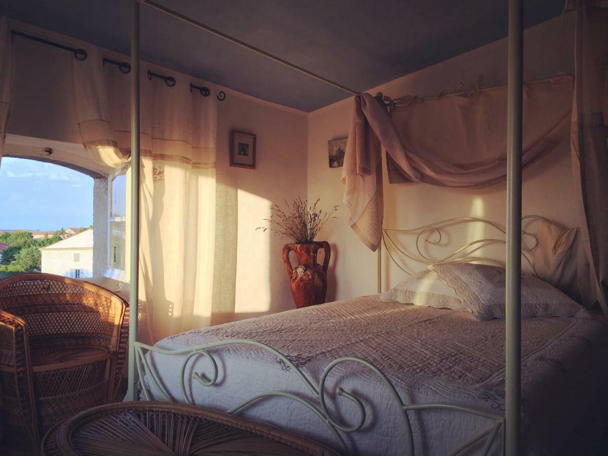 Chez Les Artistes Hotel Servian ภายนอก รูปภาพ