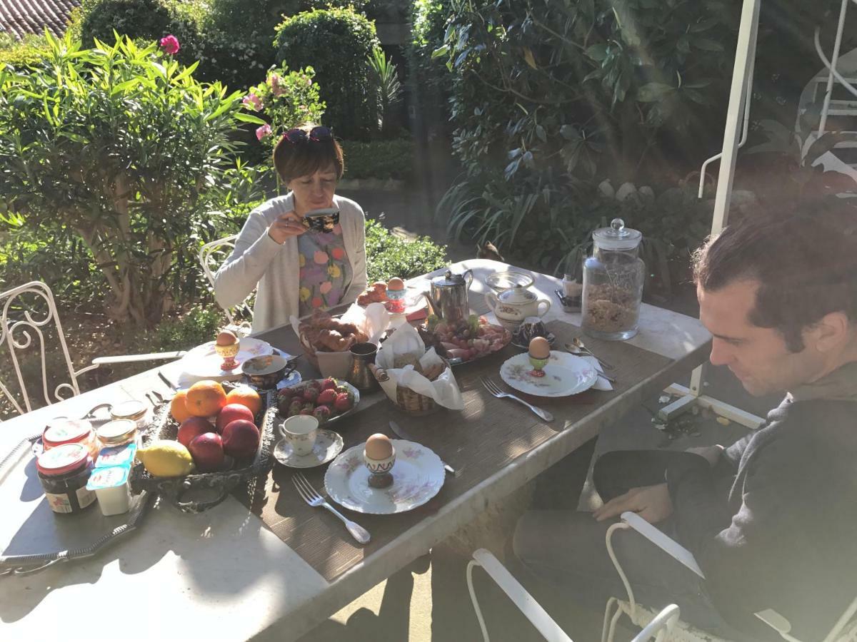 Chez Les Artistes Hotel Servian ภายนอก รูปภาพ